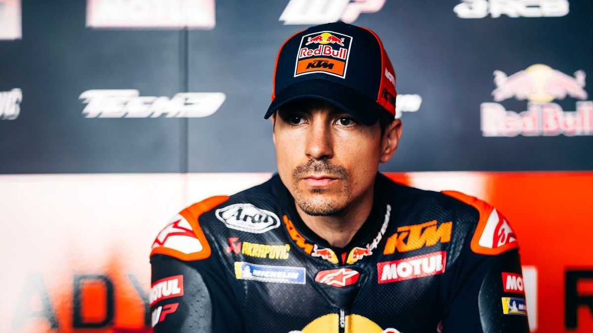 Maverick Viñales leaning hard into a corner with aggressive body position on the Yamaha